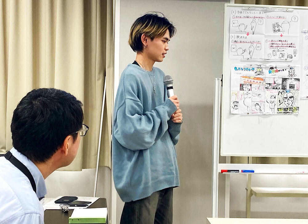学生はグループディスカッションの成果を絵にして発表