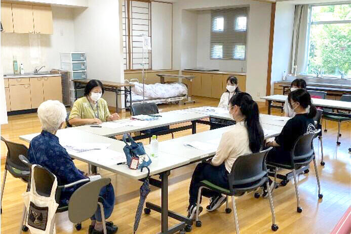 子どもの頃の遊びについて語っています