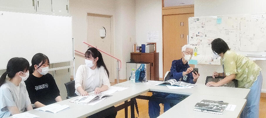 岩槻の昔の写真を見て楽しく歓談