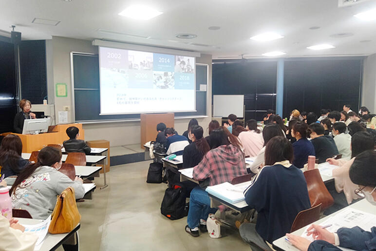 講義を熱心に聴講する学生
