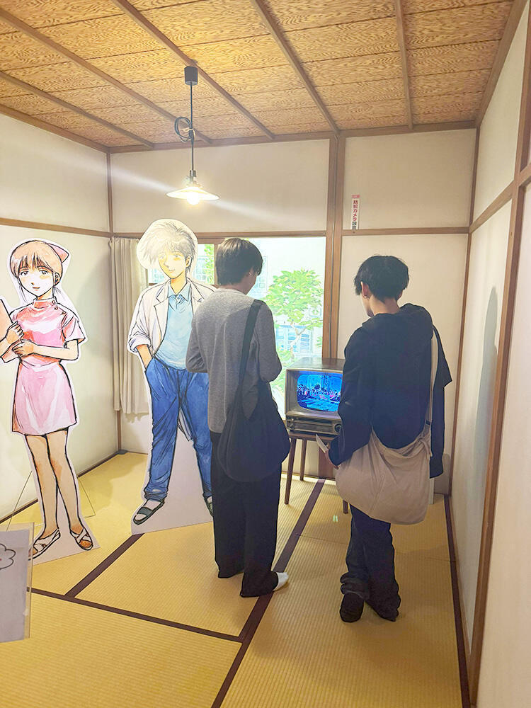 館内を観察する学生