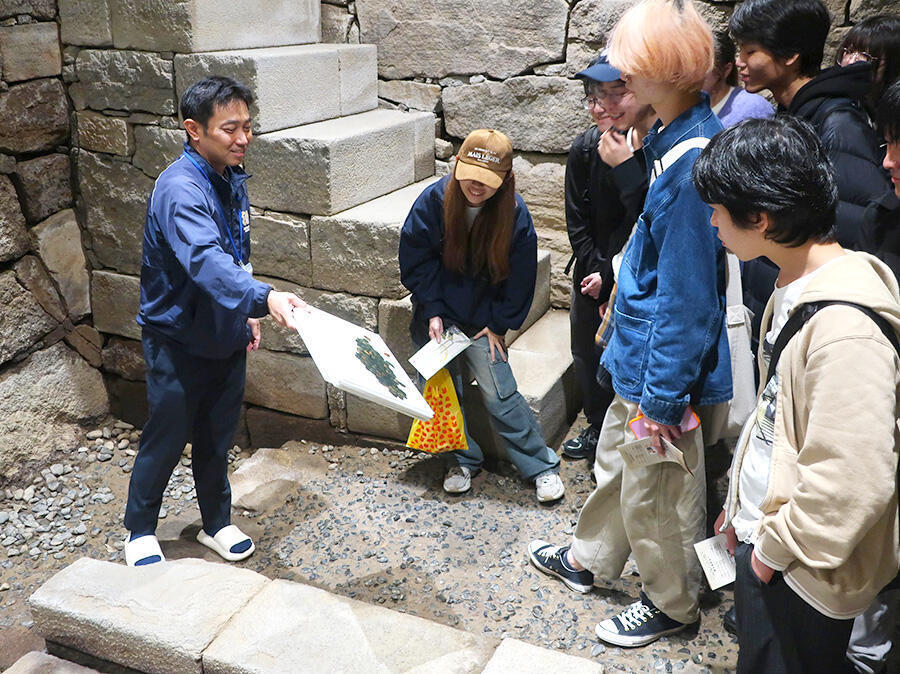 岸田係長に質問をする学生