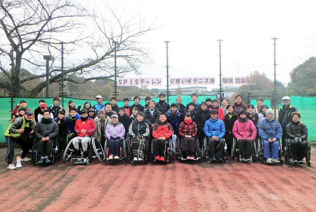 開会式での集合写真。多くの参加者にお集まりいただきました