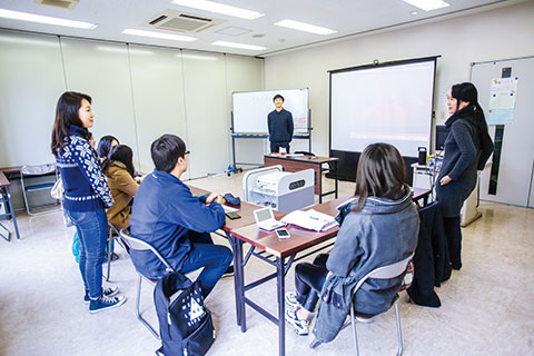 多くの海外留学生と交流しながら日本の言語・文化を見つめる