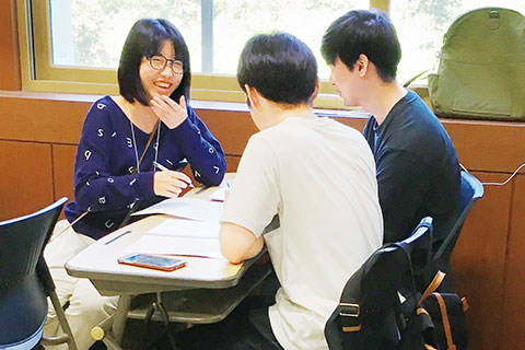 国内外で学科の学びを実践する臨地研修