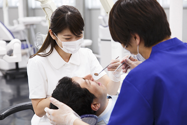 歯科診療補助をする歯科衛生士（写真はイメージです）