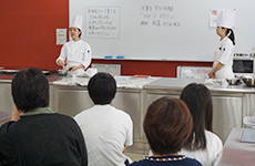 製菓学科の「学び体験」では、教員が実際の制作を実演！（短大）