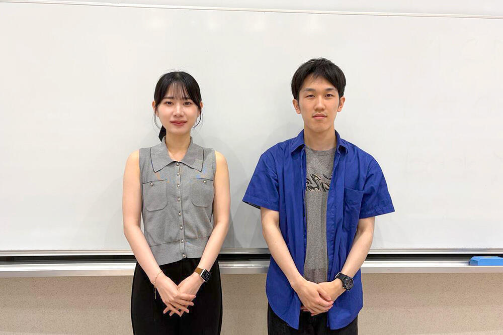 日商簿記2級合格者。左は濱田真衣さん、右は関一樹さん
