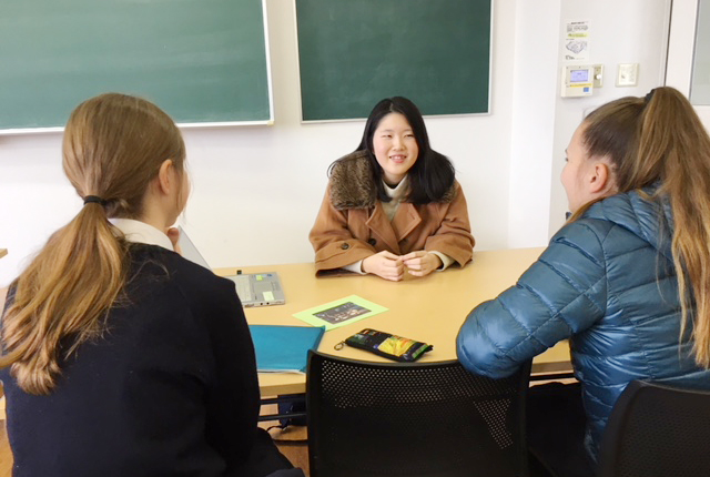 サマビルハウスの留学生たちと日本語で会話