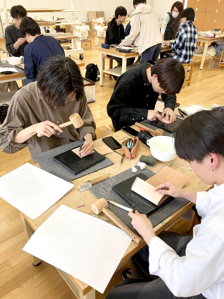 集中して革細工に取り組む学生