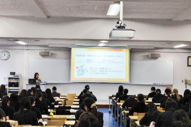 真剣に安斎氏の話を聞く学生たち