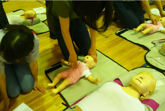 乳児に向けた胸骨圧迫のトレーニング