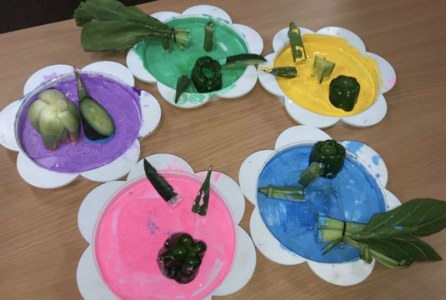 子ども学科おかもとゼミの学生は高齢者福祉施設でワークショップを行いたくさんの野菜でスタンプを作りうちわを制作しました。