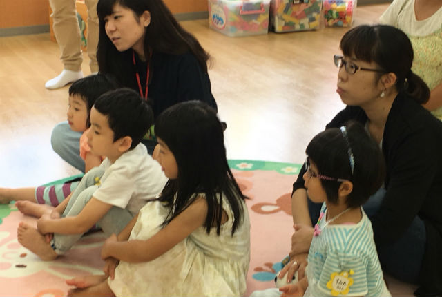 子ども学科の髙橋ゼミ3年生は「親子で遊ぶ会 ～わくわくランド～」で子どもたちに大型絵本を学生が読み始めると、少し驚きながらも興味を持ちながらお話に耳を傾けていました。