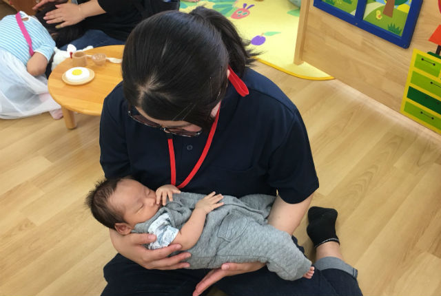 子ども学科髙橋ゼミ3年生は「親子で遊ぶ会 ～わくわくランド～」で初めて生後1ヶ月の乳児さんを抱っこさせていただきました。