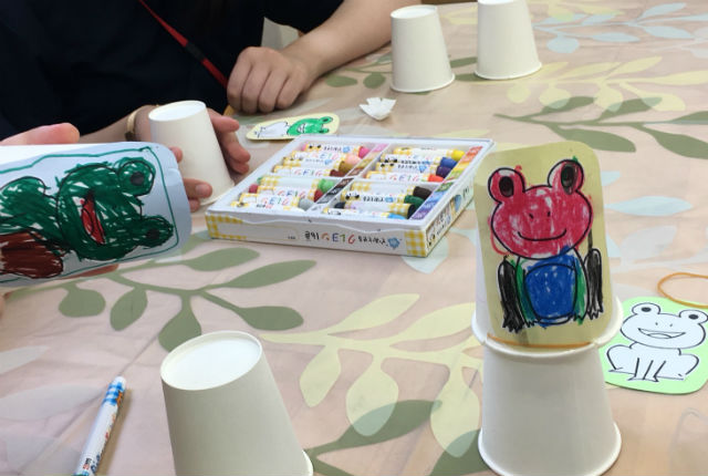 子ども学科髙橋弥生ゼミ3年生は「親子で遊ぶ会 ～わくわくランド～」で工作では紙コップやクレヨンなどを使い、子どもたちと制作をしました。