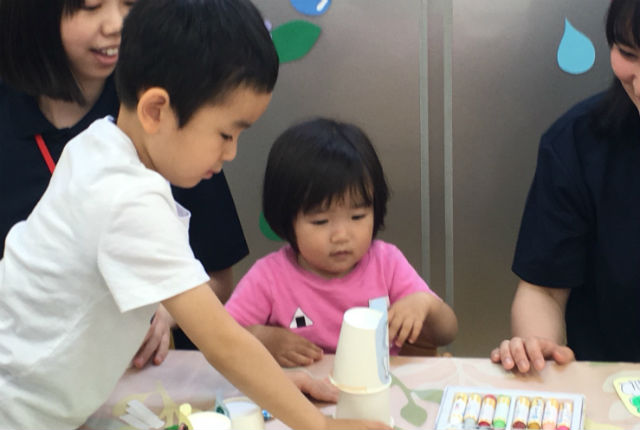 子ども学科髙橋ゼミ3年生は「親子で遊ぶ会 ～わくわくランド～」で工作では紙コップロケットでカエルをつくり、子どもたちそれぞれが思い思いの色でカエルに塗りました。