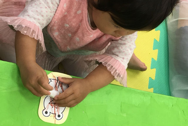 子ども学科の髙橋ゼミ３年生は「親子で遊ぶ会 ～わくわくランド～」で工作では紙コップカエルをつくりました。