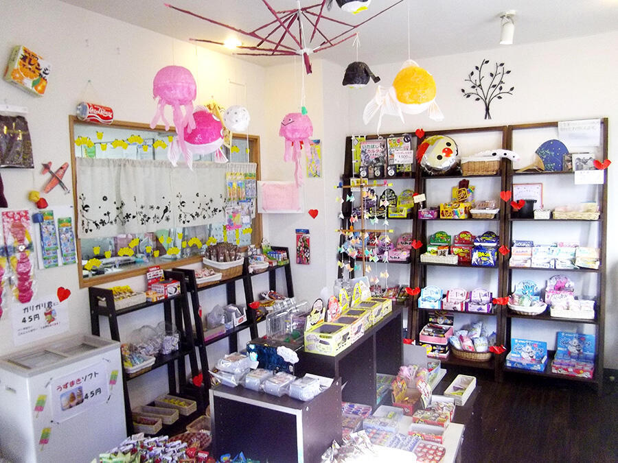 HC大山の駄菓子屋店内