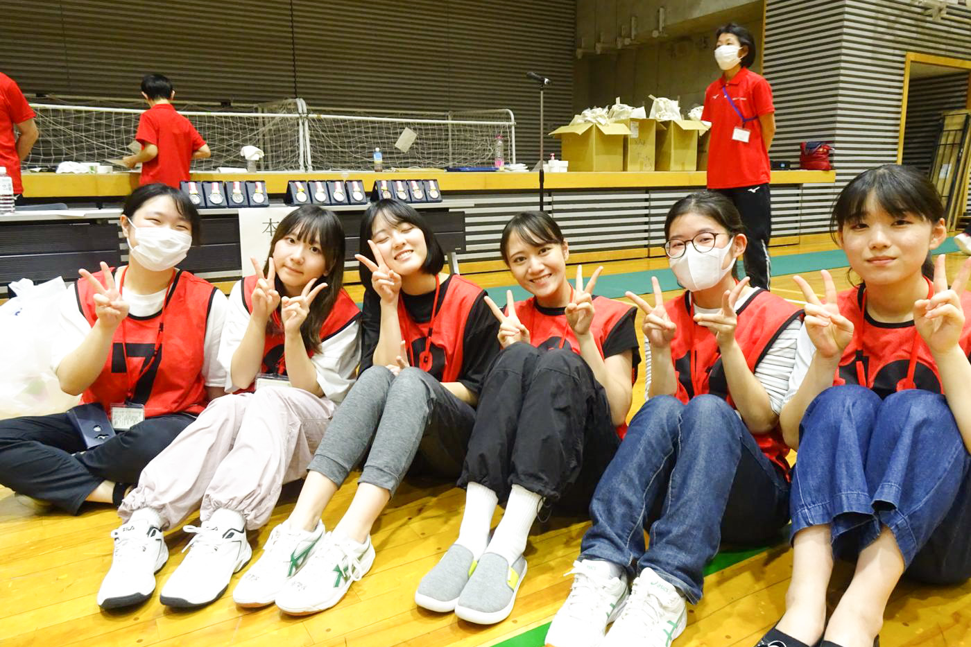 メダルの前で