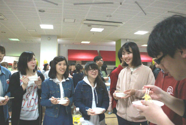 日本人学生とも笑顔で交流！