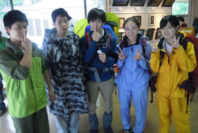 雨具を着ている学生