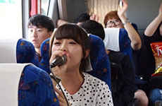 バスの中に元気な歌声が響きます！