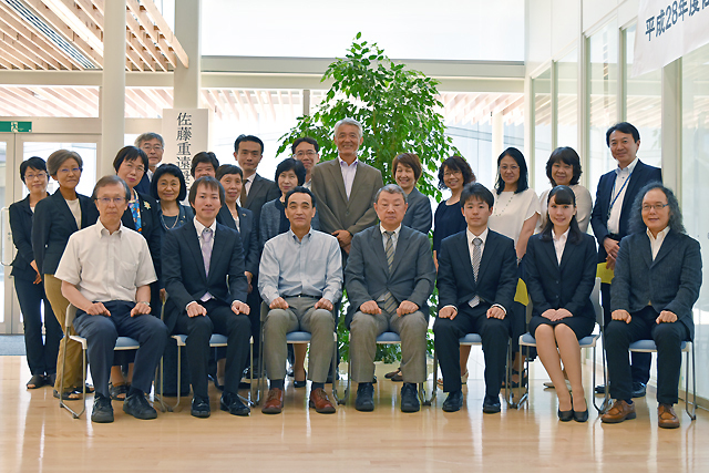 優秀学生に佐藤重遠奨学金が授与されました 目白大学 優秀学生に佐藤重遠奨学金が授与されました 目白大学
