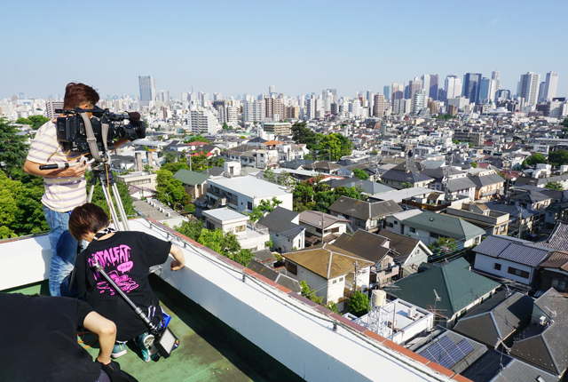 屋上から新宿高層ビル群を俯瞰