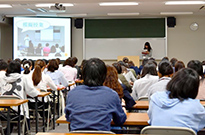 各学科のリーダーが仕事内容を説明