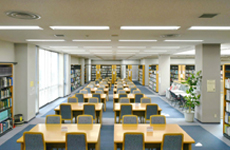 明るく開放的な図書館（岩槻）