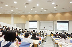 大学「入試説明会」には、教室を埋め尽くすほど来場者が集まりました（新宿）
