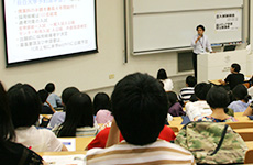 大盛況の「大学入試説明会」（新宿）