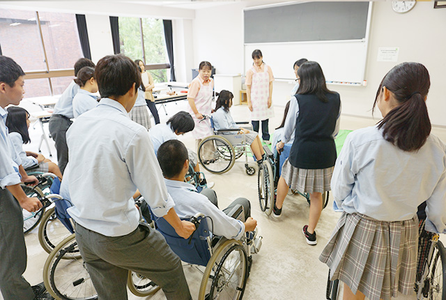 東京都立久留米西高等学校の1年生が人間福祉学科の授業を体験しました 目白大学 受験生応援サイト