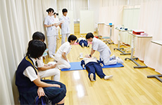 看護学科学び体験コーナーでは「救急の日！CPR&AED実践で命を救おう」を、実演を通じて体感（さいたま岩槻）