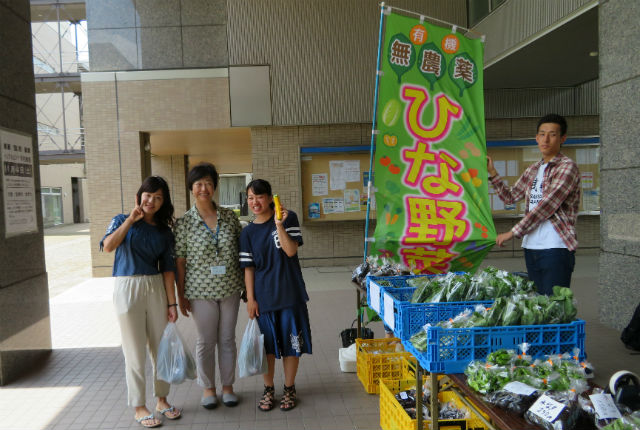 野菜を購入した職員と学生